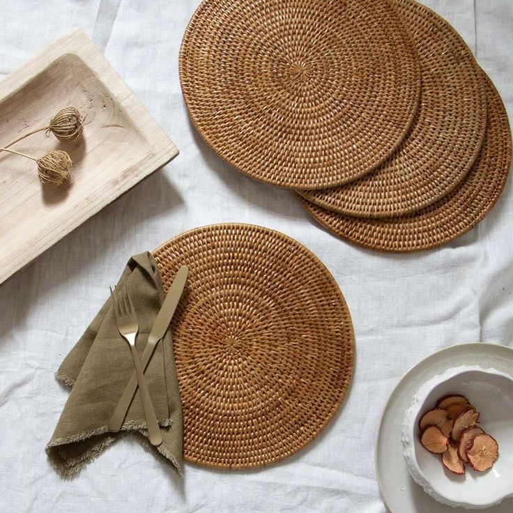 RATTAN ROUND TABLE MAT